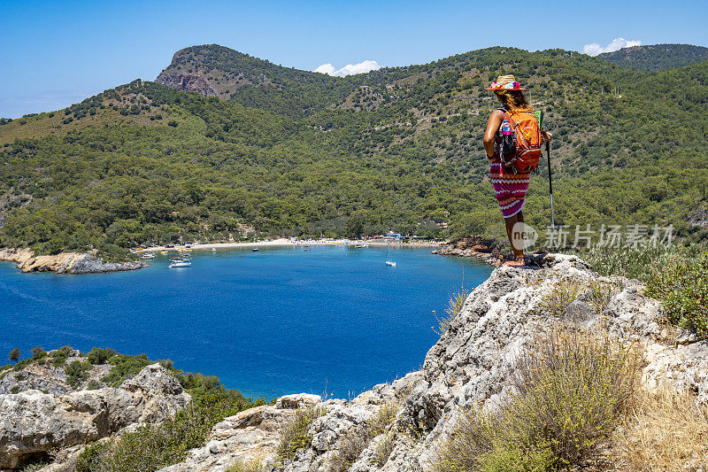 女游客眺望着海湾。来自Ölüdeniz, Fethiye，土耳其。